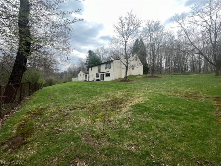 4874 Logan Way, Hubbard, OH - Photo 8