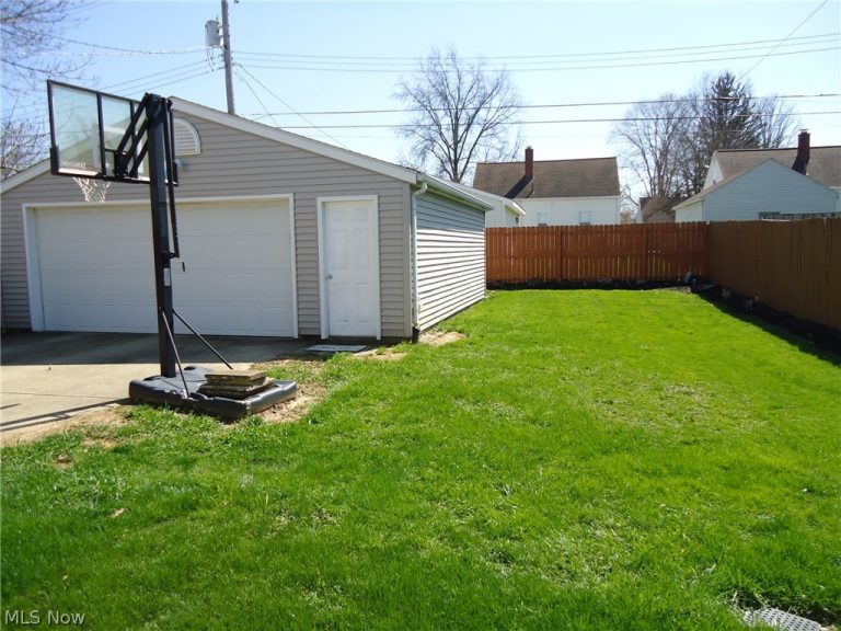 318 Van Buren Avenue, Cuyahoga Falls, OH - Photo 2