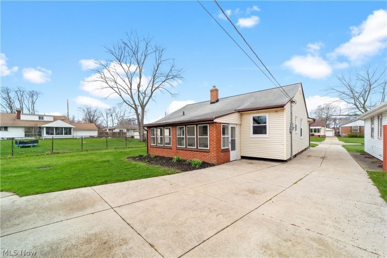 7377 Greenleaf Avenue, Parma, OH - Photo 4