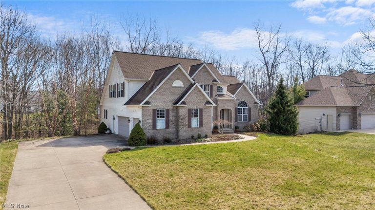 4863 Deer Run Drive, Lorain, OH - Photo 2