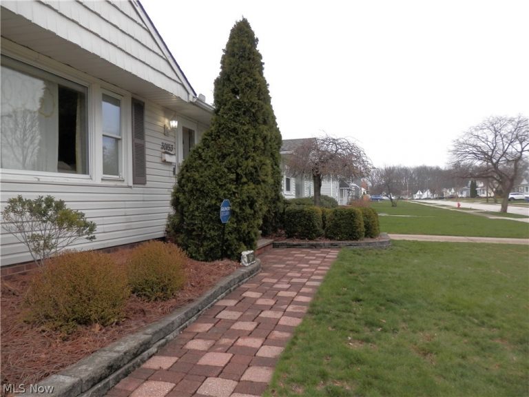 30153 Truman Avenue, Wickliffe, OH - Photo 2