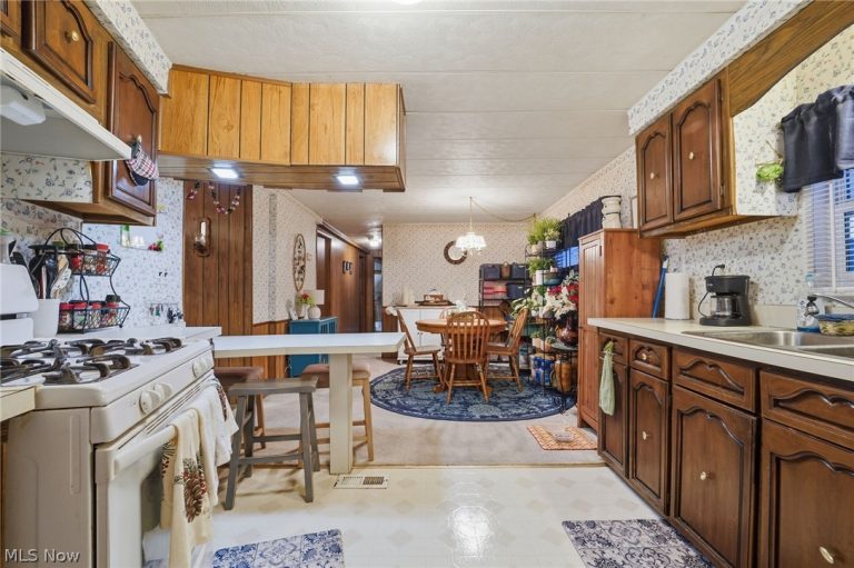 261 Chelsea Drive, Willoughby, OH - Photo 8