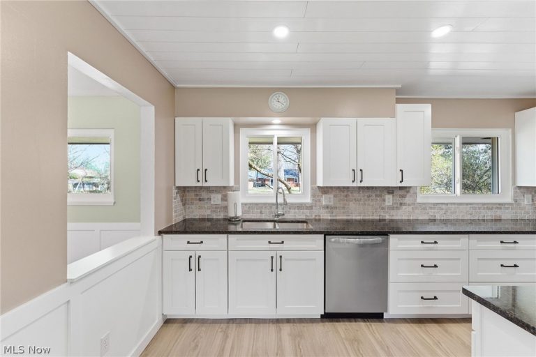 7070 Dogwood Lane, Mentor, OH - Photo 2