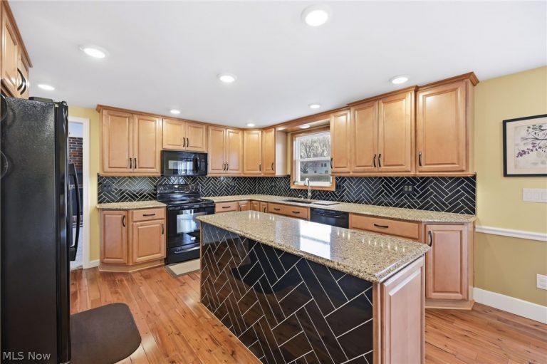 8984 Sherwood Drive, Warren, OH - Photo 8