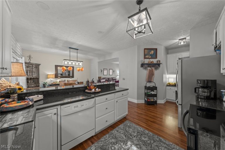 3953 Hilltop Drive, Vermilion, OH - Photo 3