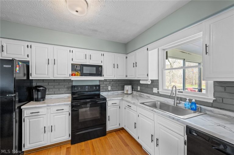 2837 Mahan Denman Road, Bristolville, OH - Photo 8