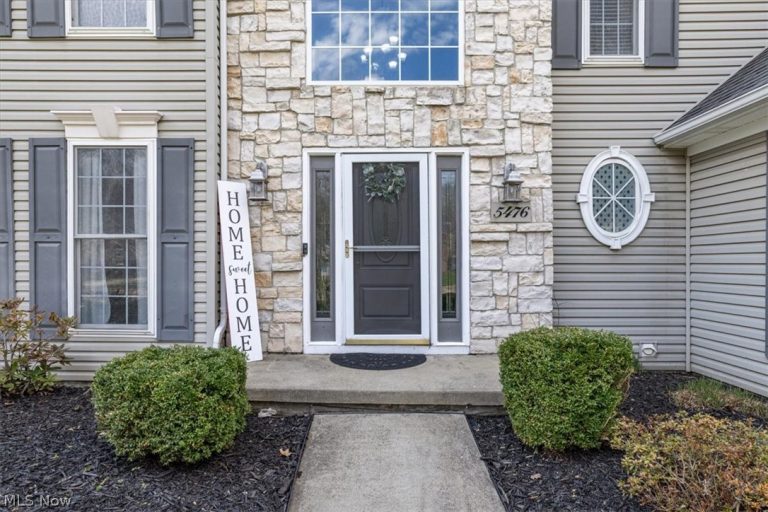 5476 Jacqueline Lane, North Olmsted, OH - Photo 2