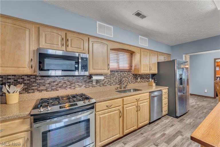 15064 River Road, Columbia Station, OH - Photo 8