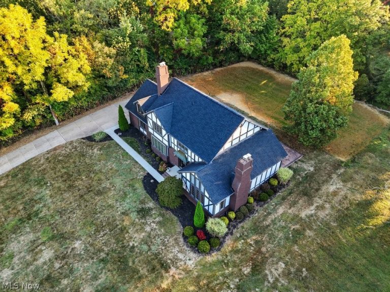 2097 Albertson Parkway, Cuyahoga Falls, OH - Photo 6