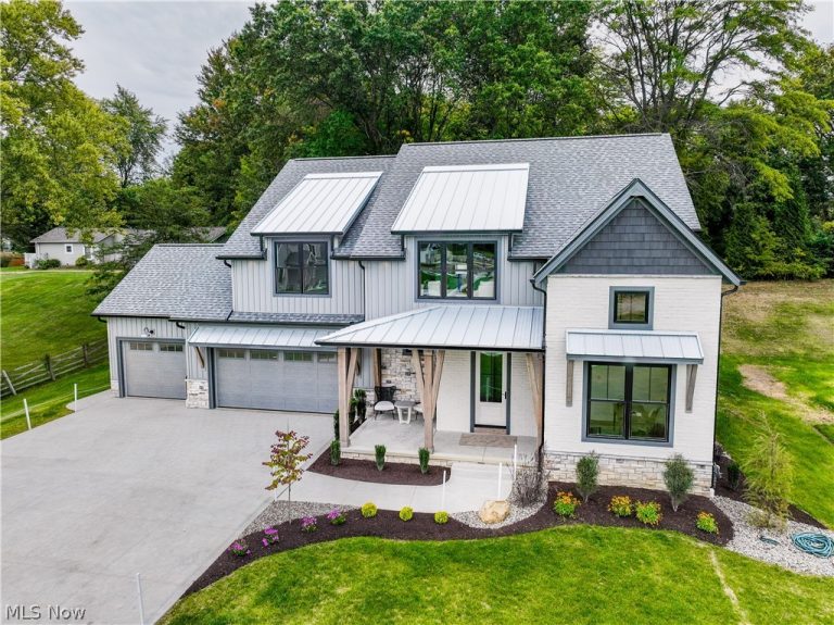 550 Woodlands Glen Avenue, Hartville, OH, 44632