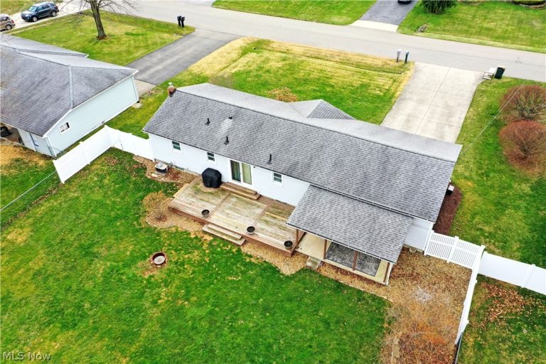 9812 Deltona Drive, New Middletown, OH - Photo 6