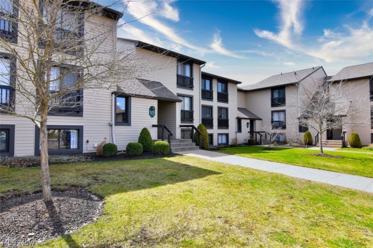 6270 Greenwood #302, Sagamore Hills, OH - Photo 2