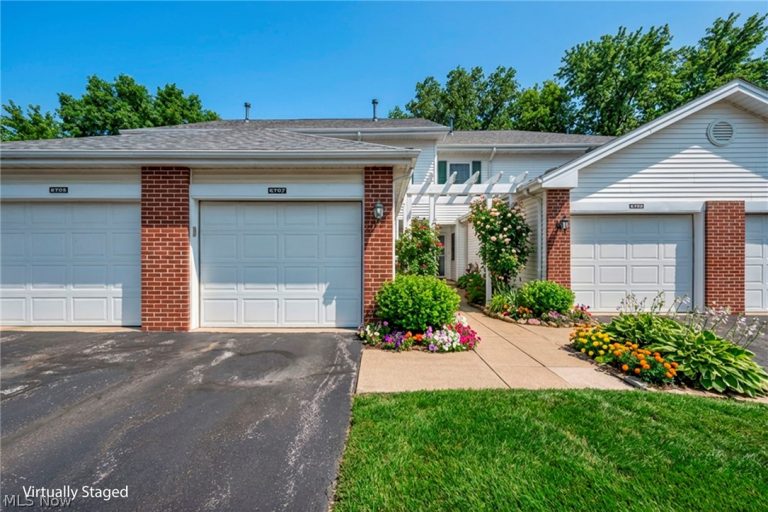 6707 Woodruff Court, Middleburg Heights, OH - Photo 2