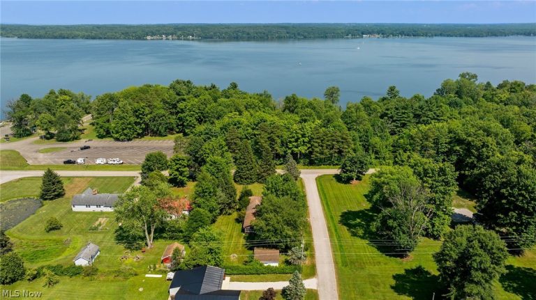 6677 Morningview Drive, Andover, OH - Photo 6