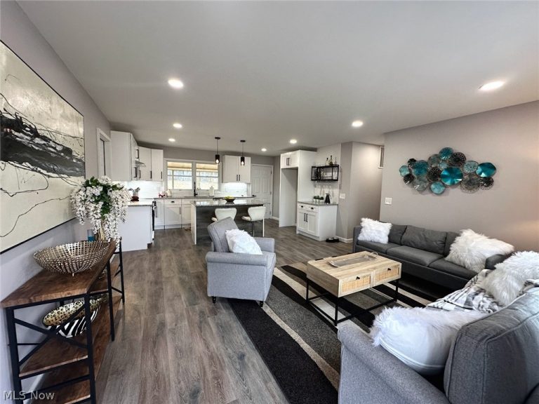 5437 Bartlett Road, Bedford Heights, OH - Photo 2