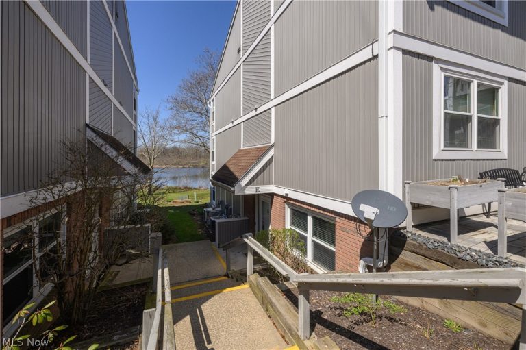 243 Portage Lakes Drive #E, Akron, OH - Photo 3