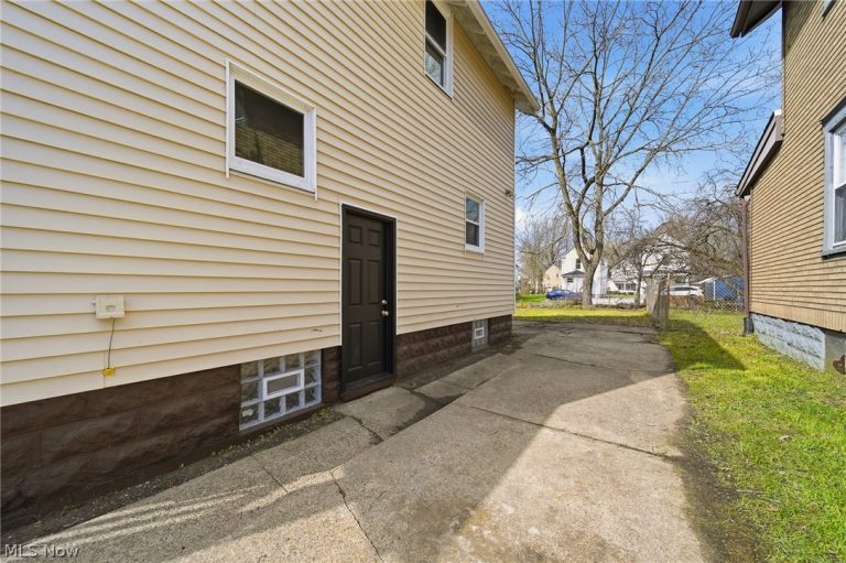 912 Ashland Avenue, Akron, OH - Photo 3