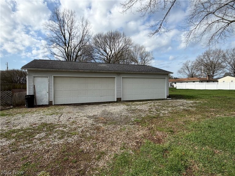 824 Goshen Avenue, New Philadelphia, OH - Photo 5