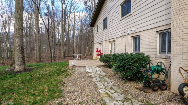 447 Spring Grove Drive, Tallmadge, OH - Photo 8