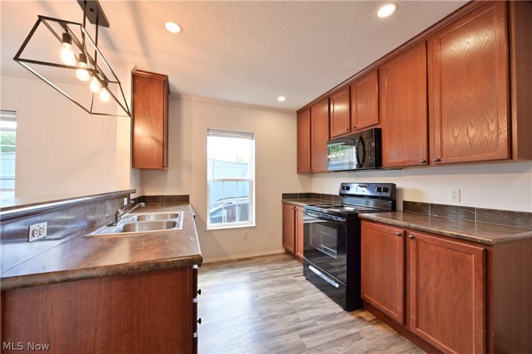 29 Carl Lane, Olmsted Twp, OH - Photo 8