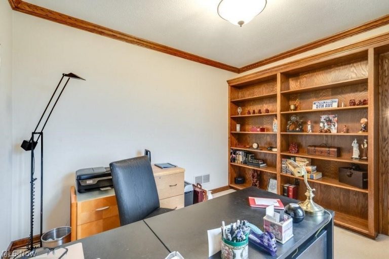 4700 Barnsleigh Drive, Bath, OH - Photo 8