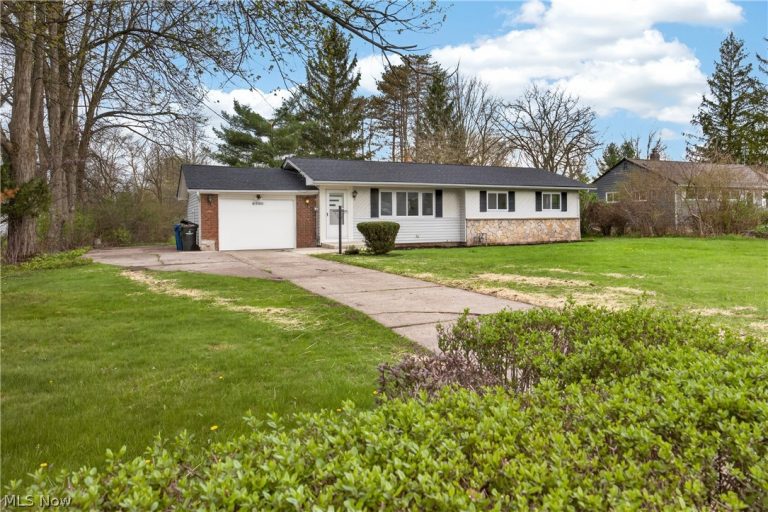 6580 Barton Road, North Olmsted, OH - Photo 4