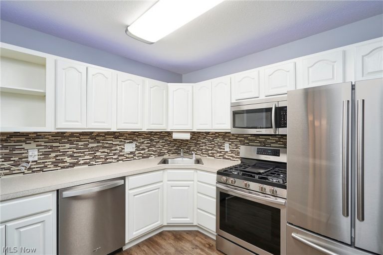 1329 Meadow Run, Copley, OH - Photo 6