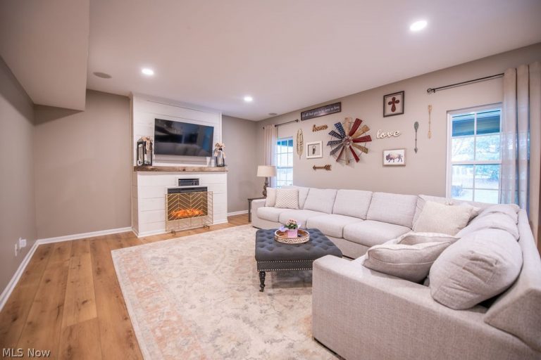 7674 Knollridge Avenue, Canton, OH - Photo 8