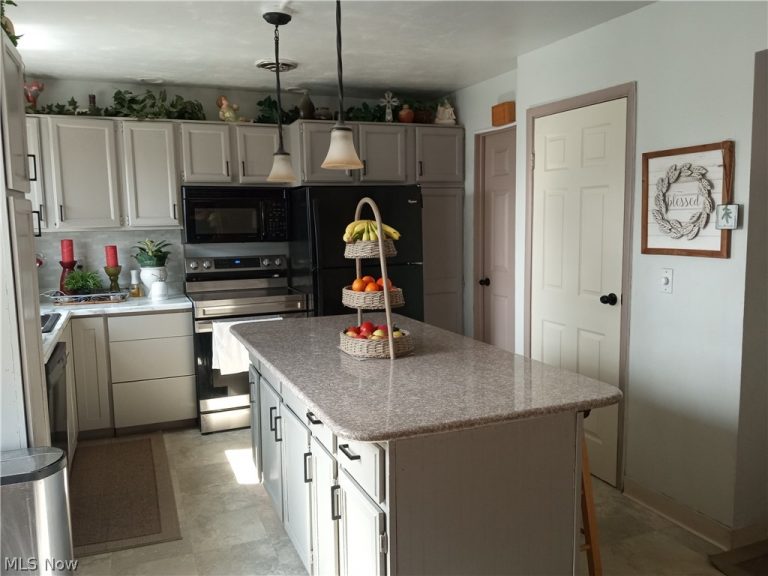13578 Foxcroft Drive, Garfield Heights, OH - Photo 2