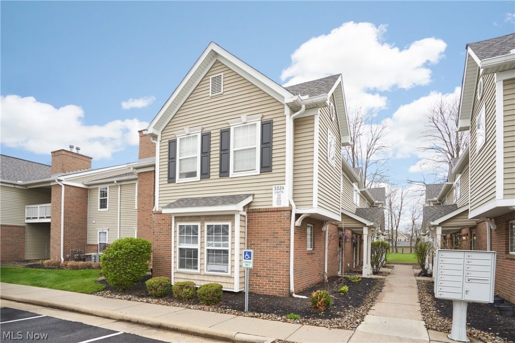 3324 Lenox Village Drive #121, Fairlawn, OH