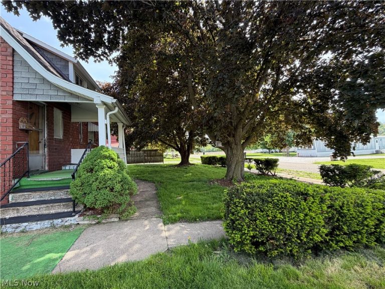 218 Lawn Drive, Newcomerstown, OH - Photo 2
