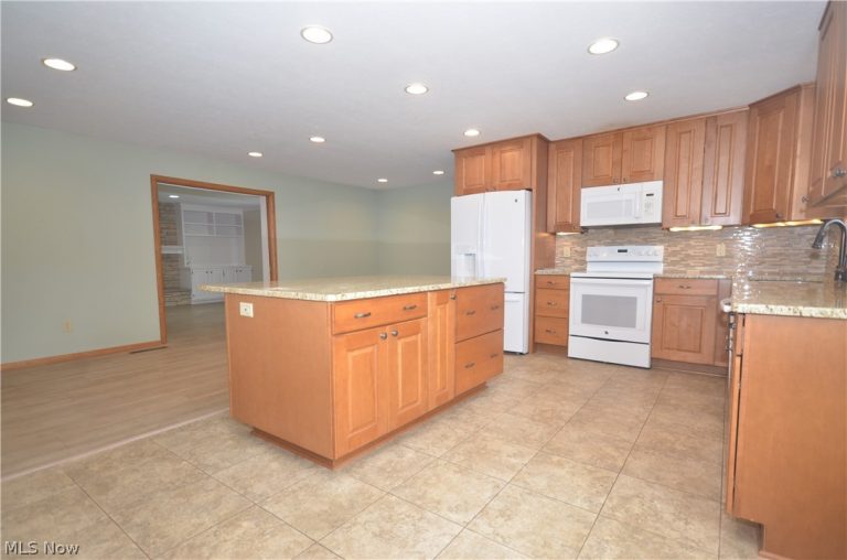 987 Howard Drive, Tallmadge, OH - Photo 5
