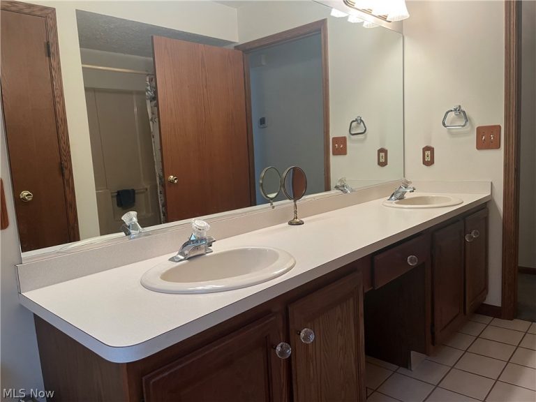 17615 Alexander Road, Walton Hills, OH - Photo 6