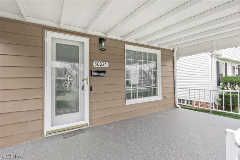 30025 Elgin Road, Wickliffe, OH - Photo 2