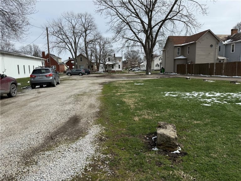 638 Parrish Street, Uhrichsville, OH - Photo 6