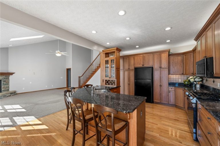 4863 Deer Run Drive, Lorain, OH - Photo 5