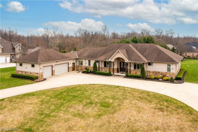 2240 Sunrise Oval, Medina, OH - Photo 2