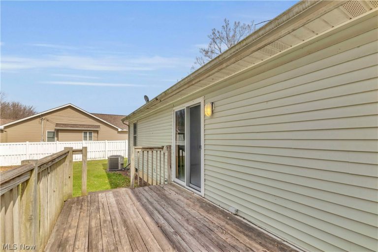 586 Abbe Road, Sheffield Lake, OH - Photo 8