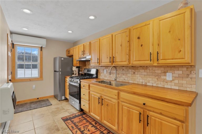 18010 Winterset Lane, Lore City, OH - Photo 6