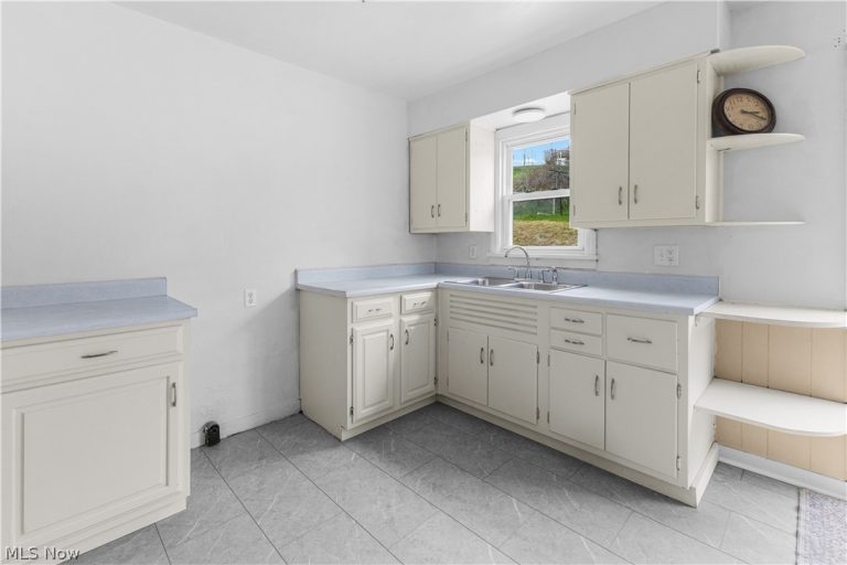 121 Valley Way, Weirton, WV - Photo 8