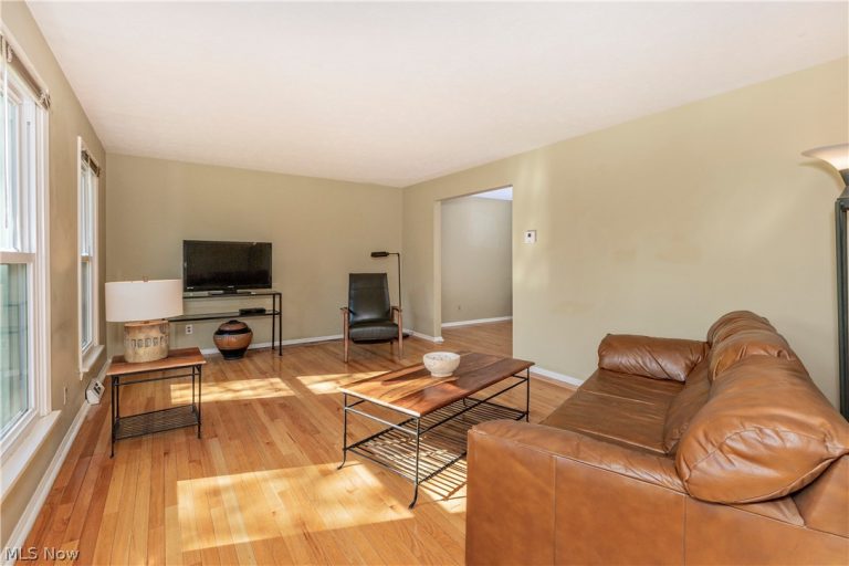 75 Maple Hill Drive, Chagrin Falls, OH - Photo 3