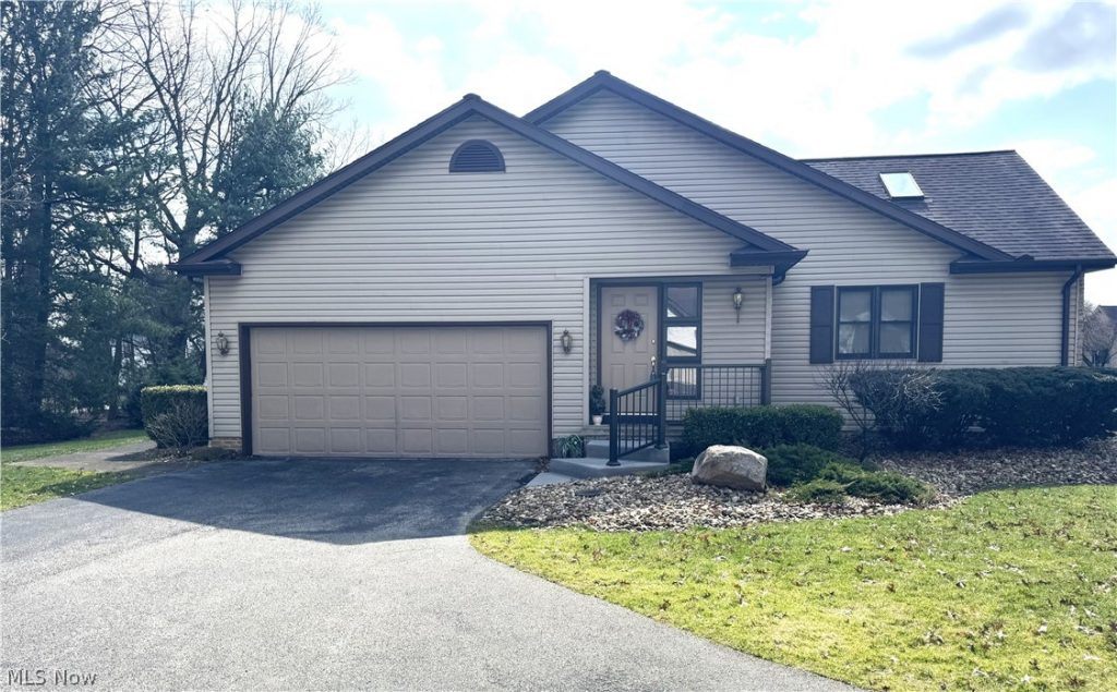 1151 Surrey Point Drive, Warren, OH