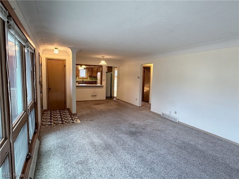 5817 Queens Highway, Parma Heights, OH - Photo 3