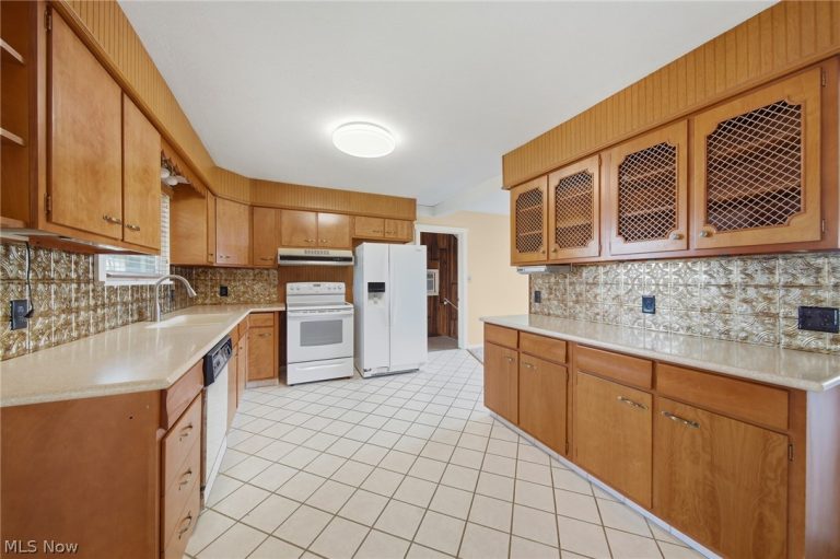 5625 Strausser Street, North Canton, OH - Photo 5