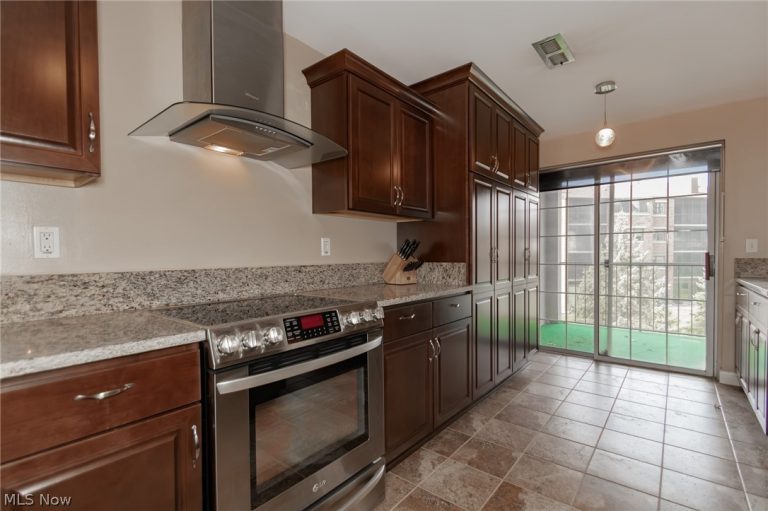 220 Fox Hollow Drive #212, Mayfield Heights, OH - Photo 8