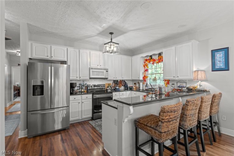3953 Hilltop Drive, Vermilion, OH - Photo 5
