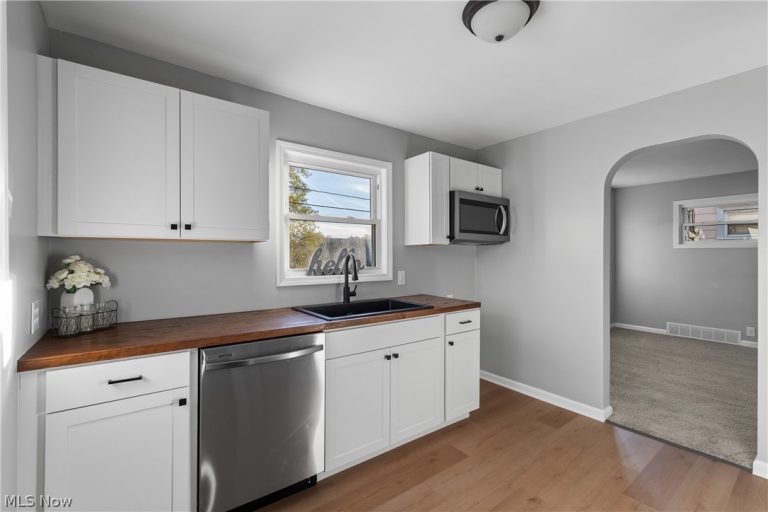 955 Iona Avenue, Akron, OH - Photo 8