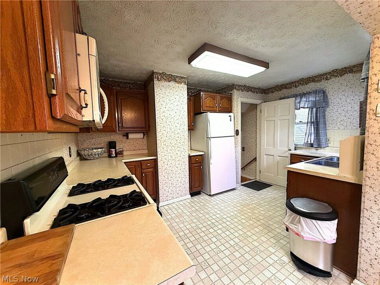 1502 Slusser Road, Akron, OH - Photo 8
