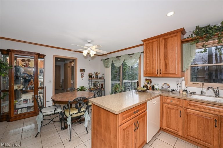9083 Woodcrest Drive, Brecksville, OH - Photo 5