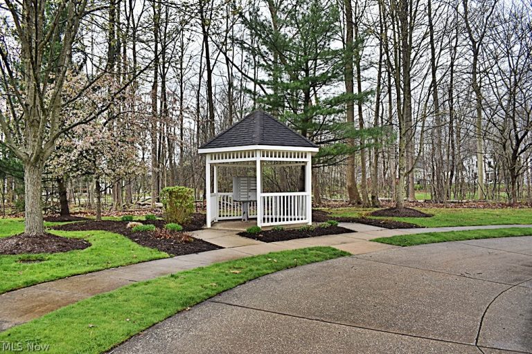 7816 Benton Lane, Hudson, OH - Photo 3